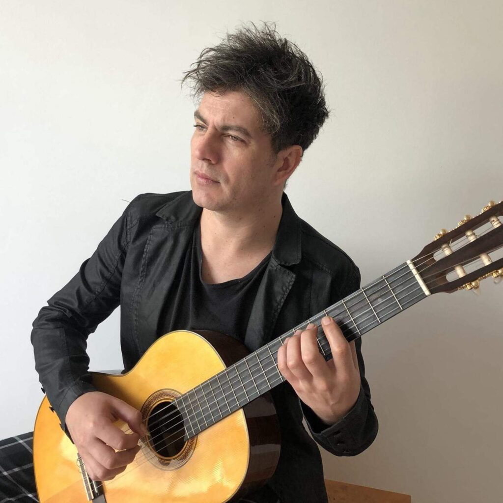 Retrato de Fábio Lima com o violão