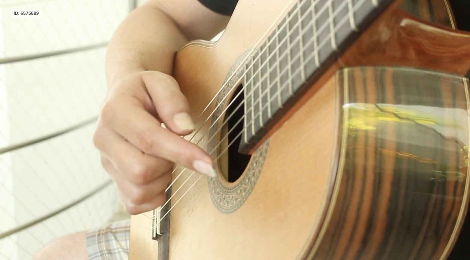 Close da mão direita tocando